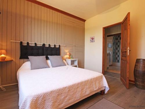a bedroom with a large white bed in a room at Maison de charme avec grand jardin, proche Haras du Pin, animaux acceptés, idéale pour familles - FR-1-497-5 in Saint-Pierre-la-Rivière