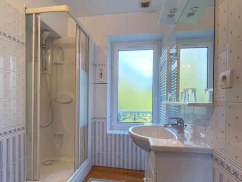 a bathroom with a sink and a shower and a window at Duplex Charmant au Cœur du Pays des Haras avec Jardin Paysagé et Étang - Tout Équipé, Draps Inclus - FR-1-497-114 in Les Authieux-du-Puits