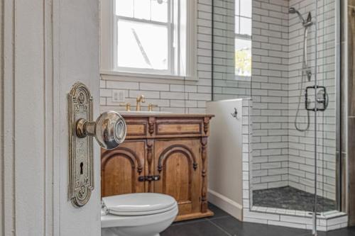 a bathroom with a toilet and a sink and a shower at Le Manoir des Braves - Piscine in Quebec City