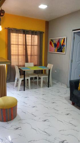 Area soggiorno di Apartamento Amueblado Caribe, Santo Domingo a 10 minutos del Aeropuerto Internacional de las Americas