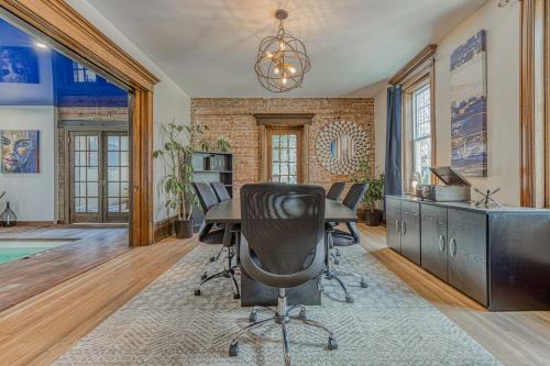 an office with a desk and chairs in a room at Le Manoir des Braves - Piscine in Quebec City