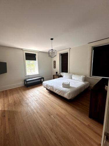 a bedroom with a bed and a flat screen tv at Le Manoir des Braves - Piscine in Quebec City