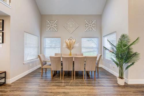 a dining room with a table and chairs at Ultimate Getaway Explore Katy & Houston in Style in Katy