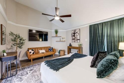 a bedroom with a large bed and a couch at Ultimate Getaway Explore Katy & Houston in Style in Katy