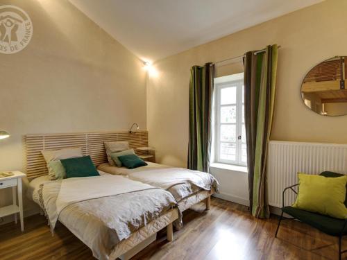 Katil atau katil-katil dalam bilik di Gîte historique au cœur du Parc du Pilat – 14 pers, 3 ch, 3 sdb, wifi, jardin, animaux acceptés - FR-1-496-136