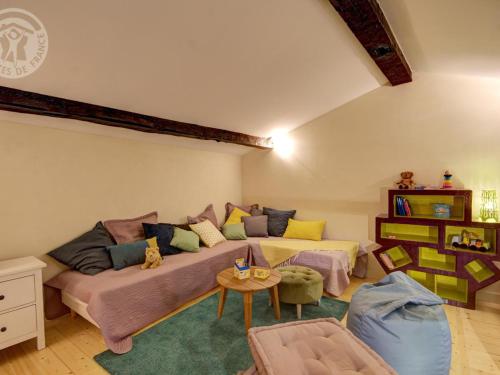 Ruang duduk di Gîte historique au cœur du Parc du Pilat – 14 pers, 3 ch, 3 sdb, wifi, jardin, animaux acceptés - FR-1-496-136
