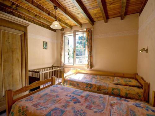 Ένα ή περισσότερα κρεβάτια σε δωμάτιο στο Gîte rural avec cheminée, salle de jeux, espace télétravail et accès direct aux sentiers de randonnée - FR-1-496-127