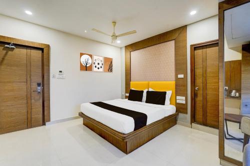Кровать или кровати в номере Townhouse OAK Hotel Vista Orchid