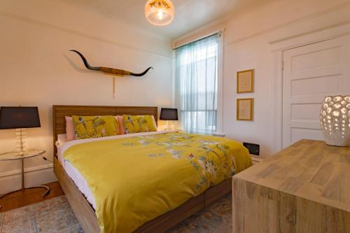 une chambre avec un lit jaune et une fenêtre dans l'établissement Lux Pvt Oasis In The Heart Of SF- Walk Everywhere, à San Francisco