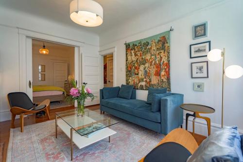 un salon avec un canapé bleu et une table dans l'établissement Lux Pvt Oasis In The Heart Of SF- Walk Everywhere, à San Francisco