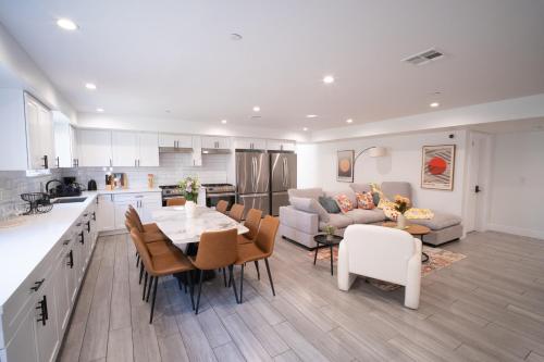 a kitchen and living room with a table and chairs at Stylish Private Ensuite Room near USC in Los Angeles