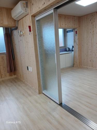 an empty room with a sliding glass door at Trust Pension Taean in Taean