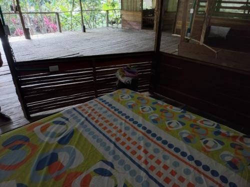 un letto con una trapunta in una stanza di Ecofinca del Paraíso a Leticia