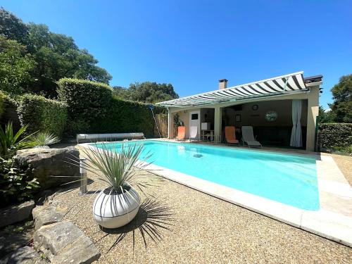 Bazén v ubytování L'Olivier d'Alana - entre Cévennes et Méditerranée nebo v jeho okolí