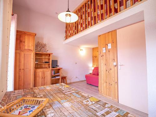 TV a/nebo společenská místnost v ubytování Studio avec balcon et Wifi à Aussois - FR-1-840-18