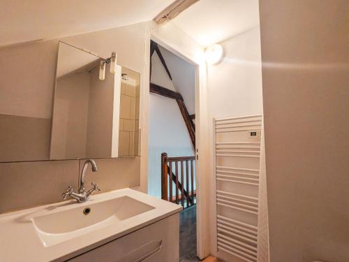 ein Badezimmer mit Waschbecken und Spiegel in der Unterkunft Maison paisible à Châteauroux avec jardin et parking privé - FR-1-591-759 in Châteauroux