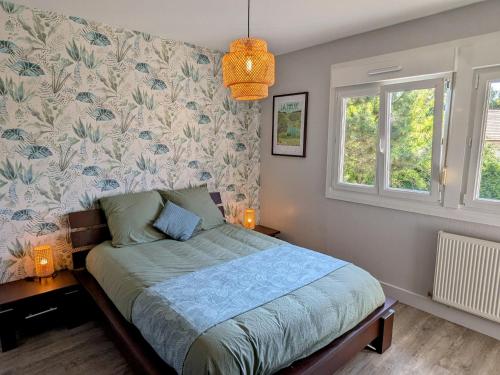 a bedroom with a bed with a floral wallpaper at Gîte familial au calme de Vignot - 3 chambres confortables - FR-1-585-181 in Vignot