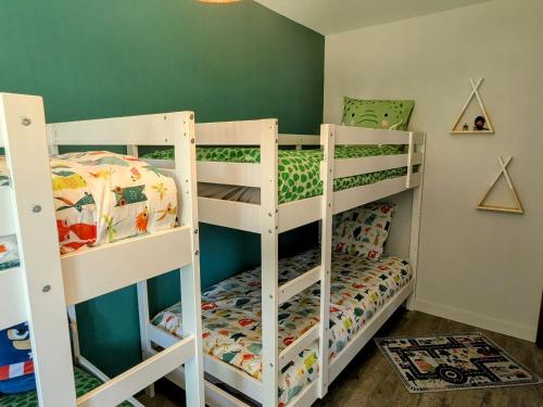 Ένα ή περισσότερα κρεβάτια σε δωμάτιο στο Gîte confortable à Vignot, idéal familles et amis - FR-1-585-183