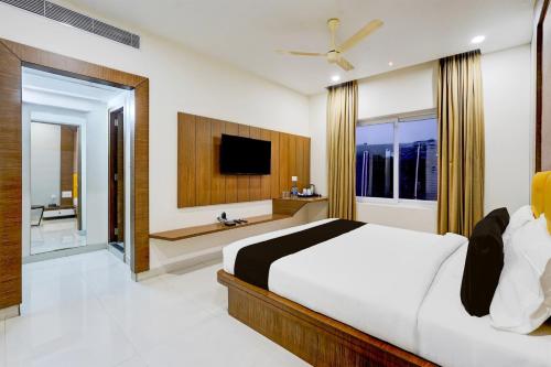 Телевизор и/или развлекательный центр в Townhouse OAK Hotel Vista Orchid