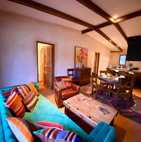 a living room with a blue couch and a table at Don Roque en ValQuirico in Santeagueda