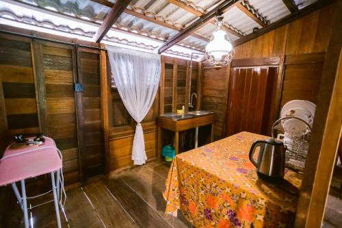 a small room with a table and a sink at KLIA Transit Homestay Tun Fatimah in Banting