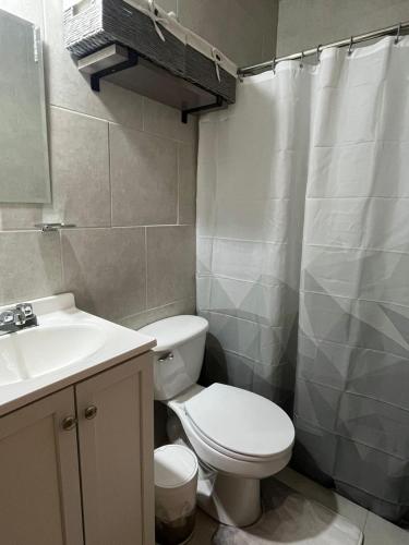 ein Badezimmer mit Toilette und Waschbecken in der Unterkunft nice comfortable house an excellent location, in Aguascalientes