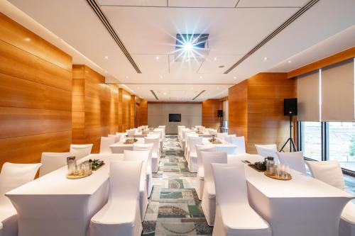 a conference room with white tables and white chairs at JW Marriott Hotel Shenzhen in Shenzhen