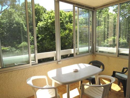 Charmant 2 pièces au calme, centre-ville Sainte-Maxime, clim, proche plage, parking privé. - FR-1-780-50