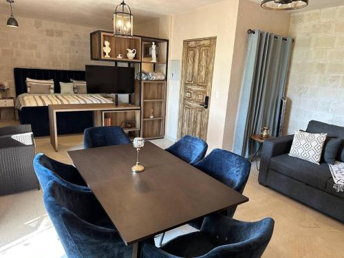 a living room with a table and blue chairs at Figata en ValQuirico in Santeagueda