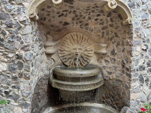 a fountain in a stone wall with a lion head at Figata en ValQuirico in Santeagueda
