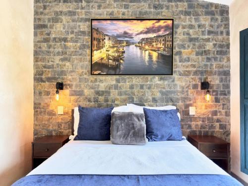 una camera da letto con un letto con un muro di mattoni di Venezia 1 en ValQuirico a Santeagueda