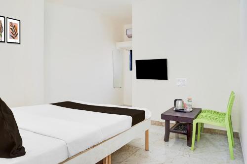 TV a/nebo společenská místnost v ubytování Hotel O Atithi Executive
