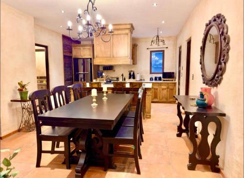 a dining room with a table and chairs and a kitchen at Carmina en ValQuirico in Santeagueda