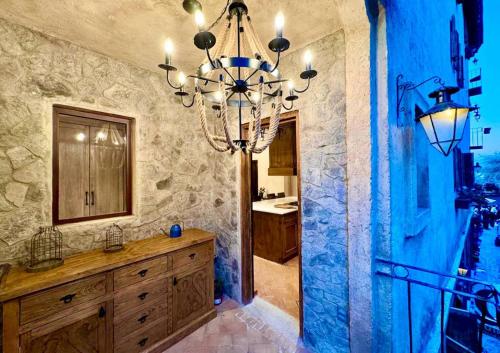Un baño grande con lámpara de araña y lavabo. en Carmina en ValQuirico, en Santeagueda