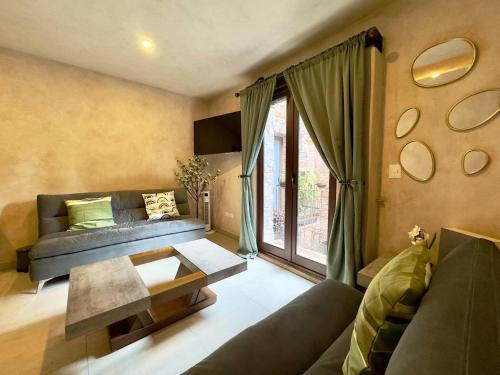 una sala de estar con un sofá y una mesa en Valeria en ValQuirico, en Santeagueda