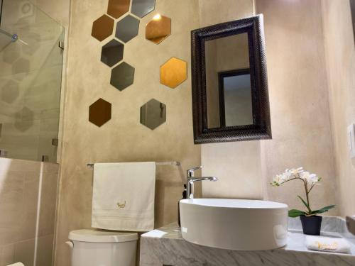 Un baño con lavabo, inodoro y espejo. en Valeria en ValQuirico, en Santeagueda