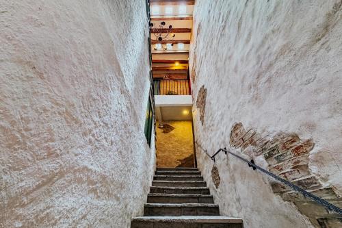 an alley with stairs in an old building at Loft Iduri en ValQuirico in Santeagueda