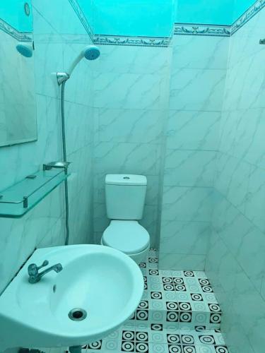 Bilik mandi di Phương Vy Motel