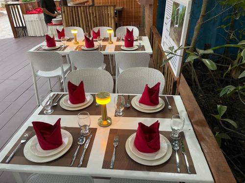 a table with red hats on top of it at Nov Koh Kong Resort in Phumĭ Srê Thmei