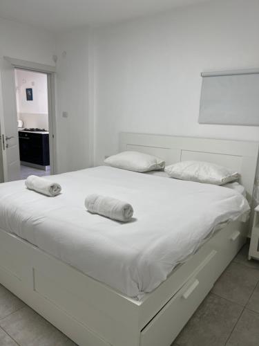 Una cama o camas en una habitación de Romi's suite by LOREN VILLAGE