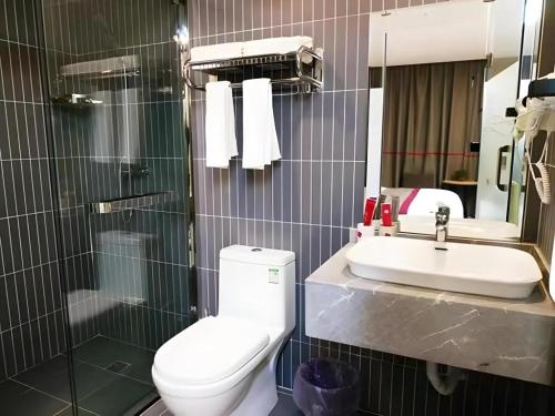 une salle de bain avec toilettes et lavabo dans l'établissement Thank Inn Hotel Sichuan Nanchong Gaoping District Longmen, à Gaoping