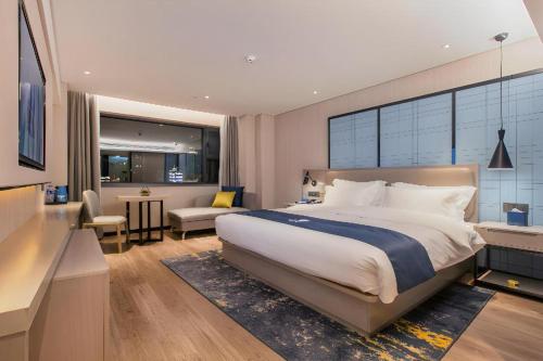 Postel nebo postele na pokoji v ubytování Echarm Hotel Wuhan Huangpi Xiangyang Avenue