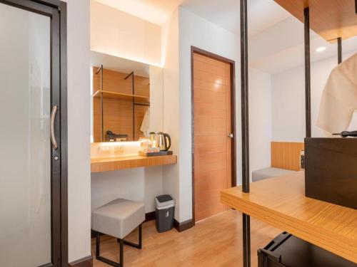 une salle de bain avec un lavabo et des toilettes dans une chambre dans l'établissement B2 Surat Thani Premier Hotel, à Surat Thani