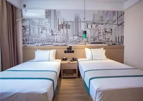 2 Betten in einem Zimmer mit Stadtzeichnung in der Unterkunft City Comfort Inn Fuyang Hongqi Middle School Erlijing Night Market in Fuyang