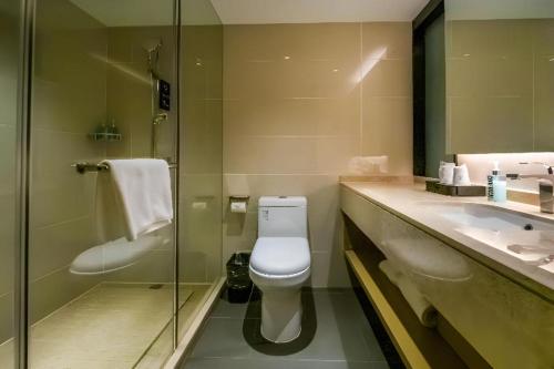 City Comfort Inn Kunshan High-speed Railway Station Renmin Road في كونشان: حمام مع مرحاض ومغسلة ودش