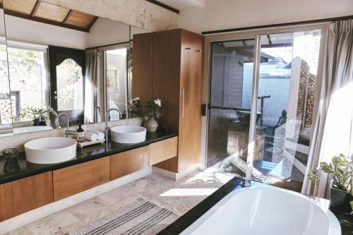 Koupelna v ubytování Grand Luxe Villa - 2 Bedroom Retreat with Pool and Spa.