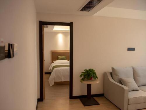 Postel nebo postele na pokoji v ubytování Green Tree Inn Fuyang Funan County Tianzhu Square