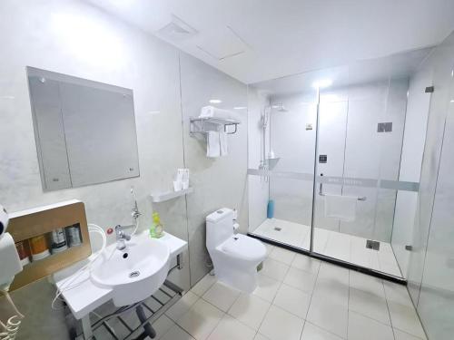 a bathroom with a toilet and a sink and a shower at GreenTree Alliance Hotel Qinghuangdao Wanda Plaza in Qinhuangdao