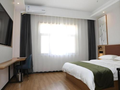 Cama o camas de una habitación en Green Tree Inn Express Inner Mongolia Ulan Qab High-Speed Railway Station