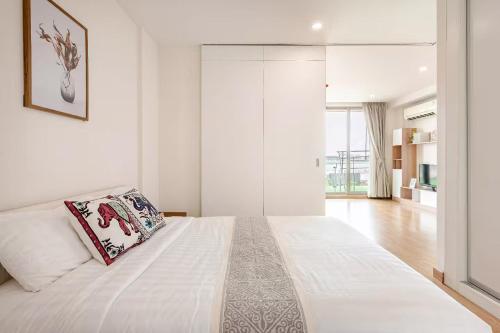 Ένα ή περισσότερα κρεβάτια σε δωμάτιο στο The Nimmana Condo 810 - Super Deluxe 1BR Mountain View Penthouse